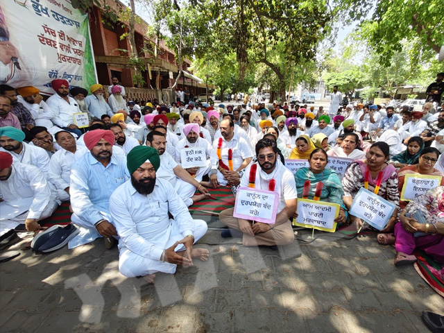ਵਿਧਾਇਕ ਕਾਲਾ ਢਿੱਲੋ ਆਪਣੇ ਸਾਥੀਆਂ ਸਮੇਤ ਭੁੱਖ ਹੜਤਾਲ 'ਤੇ ਬੈਠੇ