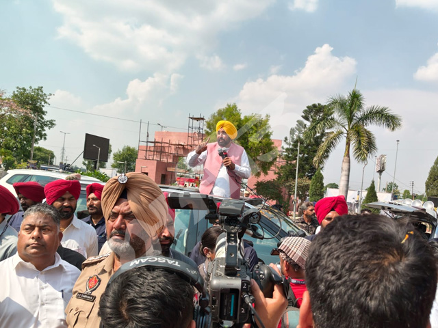 ਮੁੱਖ ਮੰਤਰੀ ਵਲੋਂ ਸ਼ੁਕਰਾਨਾ ਯਾਤਰਾ ਤਹਿਤ ਖਟਕੜ ਕਲਾਂ ਚ ਸ਼ਹੀਦਾਂ ਨੂੰ  ਸਿਜਦਾ 