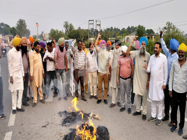 ਭੱਦੀ ਸ਼ਬਦਾਵਲੀ ਵਰਤਣ 'ਤੇ ਕਾਂਗਰਸੀ ਵਰਕਰਾਂ ਨੇ 'ਆਪ' ਸਰਕਾਰ ਦਾ ਪੁਤਲਾ ਸਾੜਿਆ 