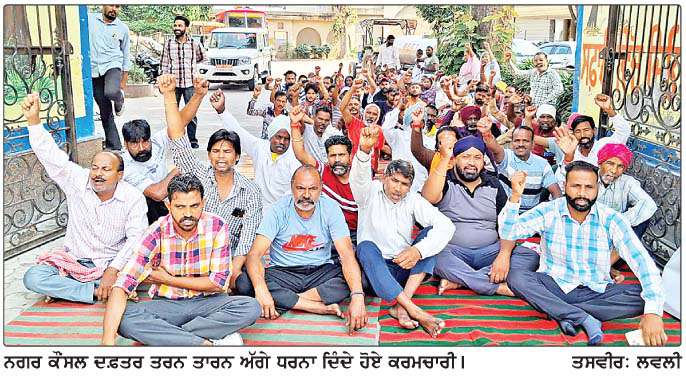  ਸਫ਼ਾਈ ਸੇਵਕਾਂ ਵਲੋਂ ਨਗਰ ਕੌਂਸਲ ਦਫ਼ਤਰ ਅੱਗੇ ਹੜਤਾਲ ਤੀਸਰੇ ਦਿਨ 'ਚ ਹੋਈ ਦਾਖ਼ਲ 
<br/> 