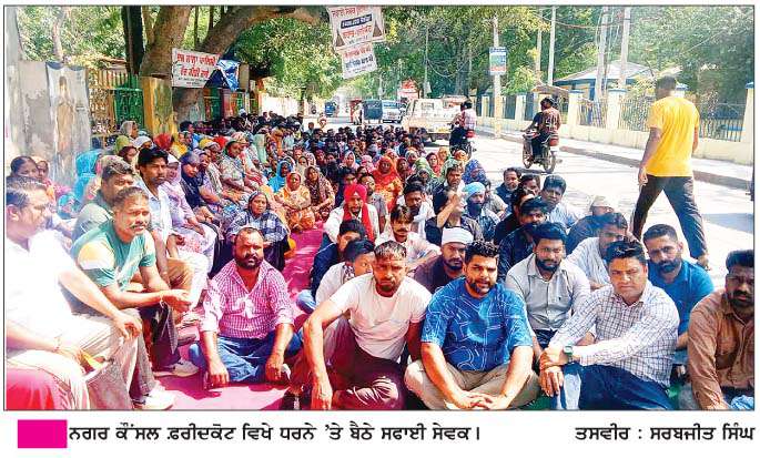   ਫ਼ਰੀਦਕੋਟ ਸ਼ਹਿਰ 'ਚ ਲੱਗੇ ਹਰ ਪਾਸੇ ਕੂੜੇ ਦੇ ਢੇਰ, ਲੋਕ ਪ੍ਰੇਸ਼ਾਨ  