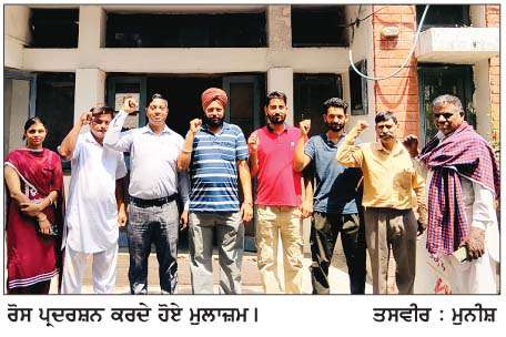  ਪਾਵਰਕਾਮ ਦੇ ਆਊਟਸੋਰਸ ਮੁਲਾਜ਼ਮਾਂ ਨੇ ਮੰਗਾਂ ਪੂਰੀਆਂ ਨਾ ਹੋਣ ਦੇ ਰੋਸ ਵਜੋਂ ਕੀਤਾ ਪ੍ਰਦਰਸ਼ਨ
