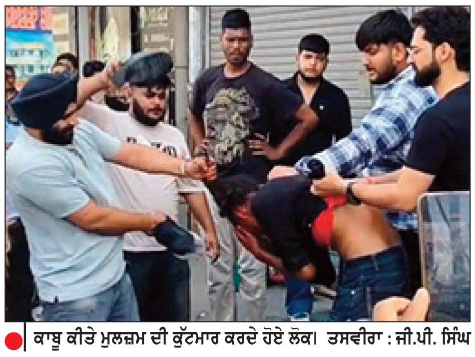  ਮੋਬਾਈਲ ਕਾਰੋਬਾਰੀ ਤੋਂ 50 ਲੱਖ ਦੀ ਫਿਰੌਤੀ ਦੀ ਮੰਗ ਪੂਰੀ ਨਾ ਹੋਣ ’ਤੇ ਚਲਾਈ ਗੋਲੀ-ਦੋ ਹਮਲਾਵਰਾਂ ’ਚੋਂ ਲੋਕਾਂ ਨੇ ਇਕ ਕੀਤਾ ਕਾਬੂ
