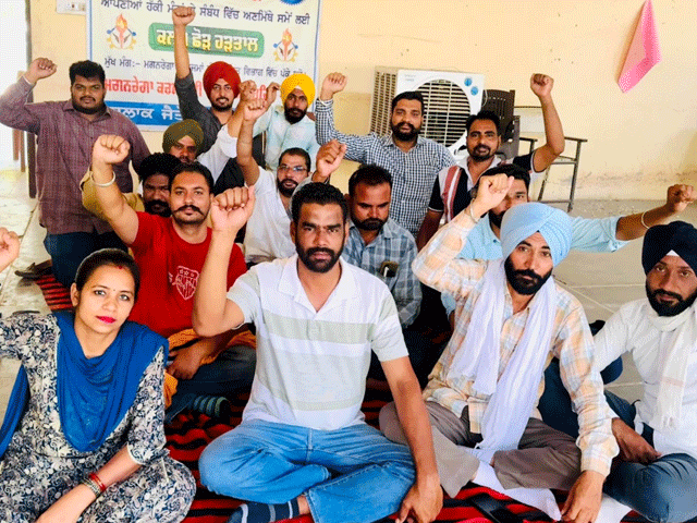 ਨਰੇਗਾ ਮੁਲਾਜ਼ਮਾਂ ਵਲੋਂ ਆਪਣੀਆਂ ਹੱਕੀ ਮੰਗਾਂ ਨੂੰ ਲੈ ਕੇ ਪੰਜਾਬ ਸਰਕਾਰ ਵਿਰੁੱਧ ਕੀਤਾ ਰੋਸ ਪ੍ਰਦਰਸ਼ਨ