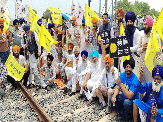 ਬੰਦੀ ਸਿੰਘਾਂ ਦੀ ਰਿਹਾਈ ਅਤੇ ਕਾਲੀ ਸੂਚੀ ਖ਼ਤਮ ਕਰਾਉਣ ਲਈ ਕੌਮੀ ਇਨਸਾਫ਼ ਮੋਰਚੇ ਦੀ ਅਗਵਾਈ ਹੇਠ ਸਰਹੰਦ ਵਿਖੇ ਰੇਲਾਂ ਰੋਕੀਆਂ