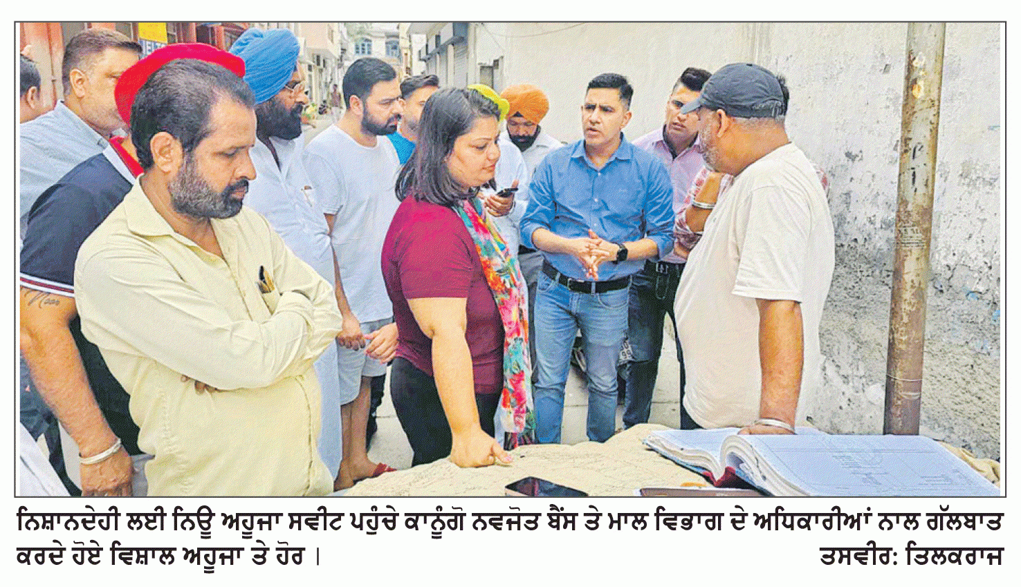 ਦੁਕਾਨਾਂ ਸੀਲ ਕਰਨ ਉਪਰੰਤ ਨਿਊ ਅਹੂਜਾ ਸਵੀਟ ’ਤੇ ਨਿਸ਼ਾਨਦੇਹੀ ਕਰਨ ਲਈ ਪਹੁੰਚੇ ਮਾਲ ਵਿਭਾਗ ਦੇ ਅਧਿਕਾਰੀ