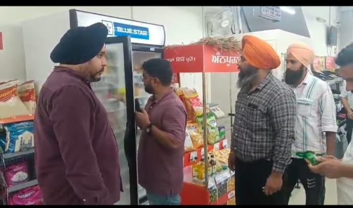ਸਿਹਤ ਵਿਭਾਗ ਦੀ ਟੀਮ ਨੇ ਕੀਤੀ ਕਾਰਵਾਈ, ਪੀਜ਼ਾ ਵਿਚੋਂ ਮਿਲੀ ਜ਼ਿੰਦਾ ਸੁੰਡੀ, ਕਰਿਆਨੇ ਦੀ ਦੁਕਾਨ 'ਤੇ ਮਿਆਦ ਪੁੱਗਿਆ ਮਿਲਿਆ ਸਮਾਨ 