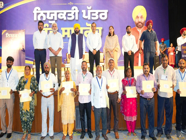 ਮਾਨ ਸਰਕਾਰ ਨੇ 516 ਕੱਚੇ ਕਾਮਿਆਂ ਨੂੰ ਪੱਕੇ ਕਰਕੇ ਸੌਂਪੇ ਨਿਯੁਕਤੀ ਪੱਤਰ