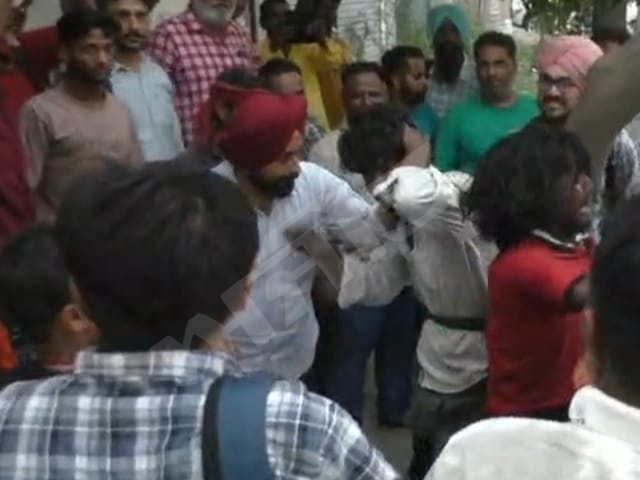 ਬਾਈਕ ਚੋਰਾਂ ਨੂੰ ਲੋਕਾਂ ਨੇ ਫੜਿਆ ਰੰਗੇ ਹੱਥੀ
