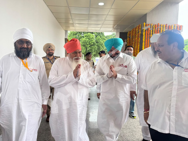 ਪਦਮ ਸ਼੍ਰੀ 108 ਸੰਤ ਨਿਰੰਜਨ ਦਾਸ ਜੀ ਪਹੁੰਚੇ ਜਲੰਧਰ ਛਾਉਣੀ ਰੇਲਵੇ ਸਟੇਸ਼ਨ, ਰਵਨੀਤ ਸਿੰਘ ਬਿੱਟੂ ਨੇ ਕੀਤਾ ਸਵਾਗਤ 

