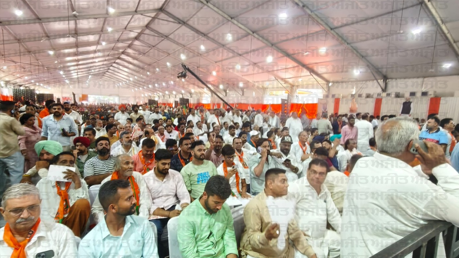 ਪ੍ਰਧਾਨ ਮੰਤਰੀ ਮੋਦੀ ਦੇ ਪਹੁੰਚਣ ਤੋਂ ਪਹਿਲਾਂ, ਸੈਂਕੜੇ ਲੋਕ ਪਹੁੰਚ ਰਹੇ ਹਨ ਜਲੰਧਰ ਕੈਂਟ ਰੇਲਵੇ ਸਟੇਸ਼ਨ ਦੇ ਬਾਹਰ ਬਣੇ ਪੰਡਾਲ ਚ 