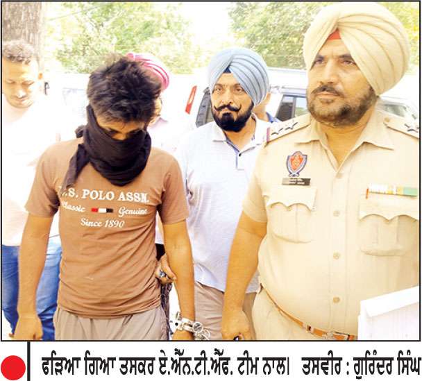 ਏ.ਐਨ.ਟੀ.ਐੱਫ. ਫ਼ਿਰੋਜ਼ਪੁਰ ਰੇਂਜ ਵਲੋਂ 12 ਕਿੱਲੋ ਤੋਂ ਵੱਧ ਹੈਰੋਇਨ ਬਰਾਮਦ
ਪਾਕਿਸਤਾਨੀ ਹੈਂਡਲਰ ‘ਚਾਚਾ’ ਦੇ ਸੰਪਰਕ ਵਿਚ ਸੀ ਗ੍ਰਿਫ਼ਤਾਰ ਕੀਤਾ ਗਿਆ ਤਸਕਰ