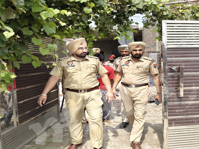3 ਥਾਣਿਆਂ ਦੀ ਪੁਲਿਸ ਨੇ ਪਿੰਡ ਅਜਨਾਲਾ ਦੇ ਪਿੰਡ ਲੱਖੂਵਾਲ ਨੂੰ ਪਾਇਆ ਘੇਰਾ, ਨਸ਼ਾ ਤਸਕਰਾਂ ’ਚ ਮਚਿਆ ਹੜਕੰਪ