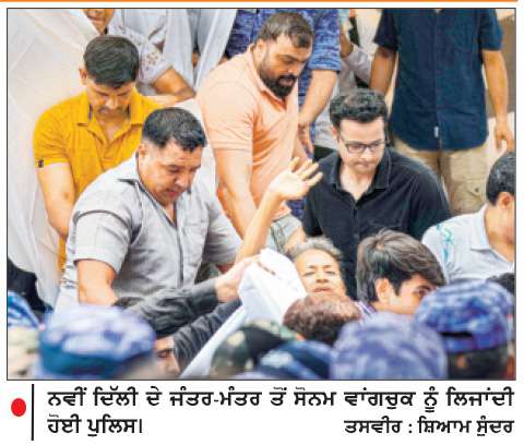  ਭੁੱਖ ਹੜਤਾਲ ’ਤੇ ਬੈਠੇ ਸੋਨਮ ਵਾਂਗਚੁਕ ਨੂੰ ਦਿੱਲੀ 
ਪੁਲਿਸ ਨੇ ਹਸਪਤਾਲ ਦਾਖ਼ਲ ਕਰਵਾਇਆ
