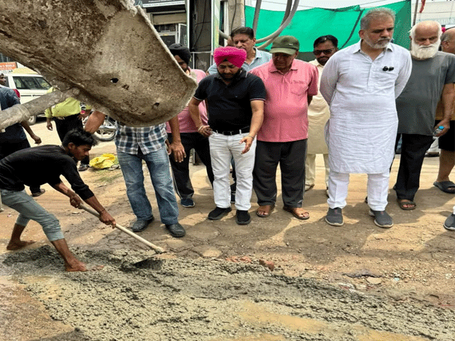 ਸਾਬਕਾ ਵਿਧਾਇਕ ਐੱਨ. ਕੇ. ਸ਼ਰਮਾ ਨੇ ਭਰਵਾਏ ਟੁੱਟੀ ਸੜਕ ਦੇ ਖੱਡੇ