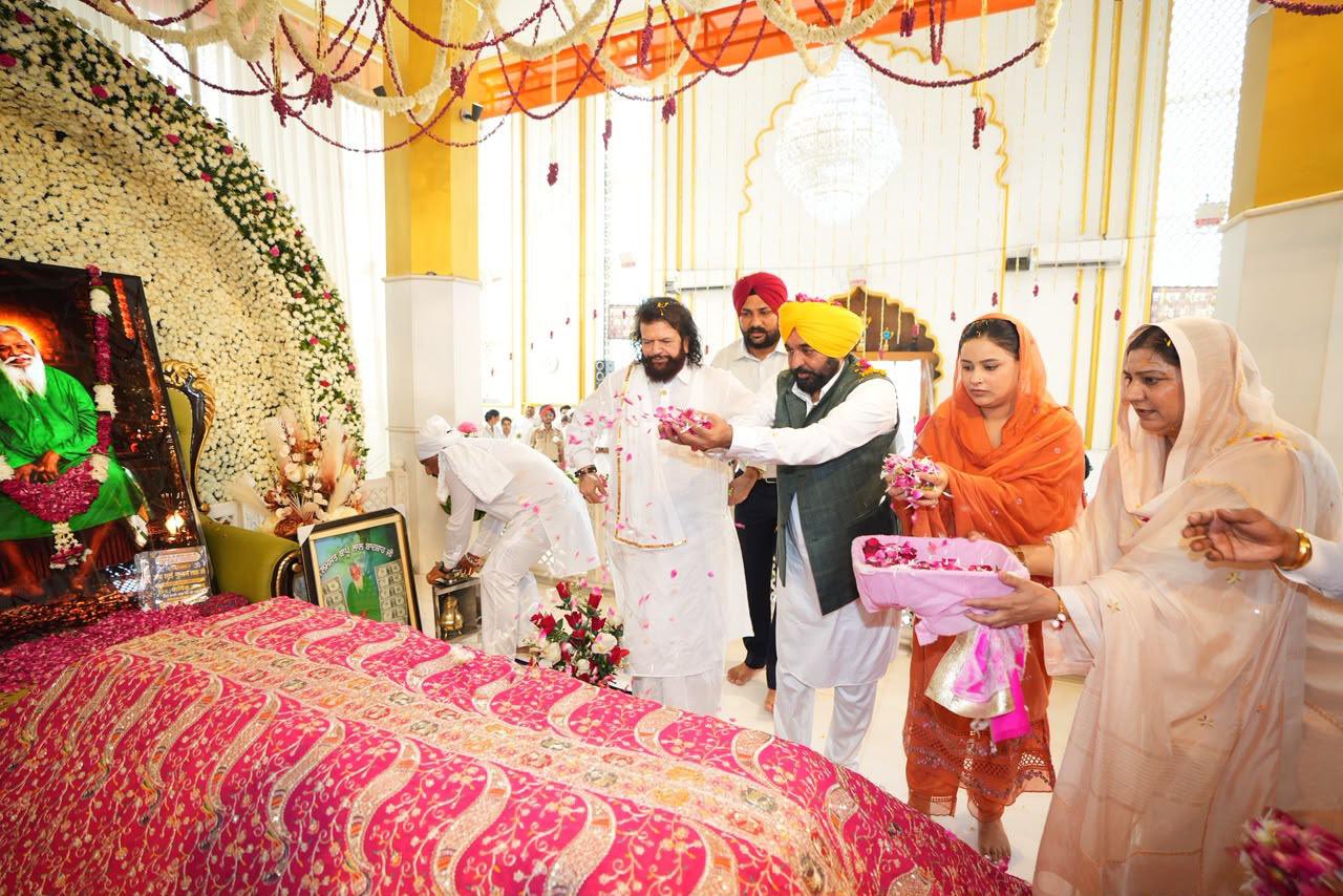 ਡੇਰਾ ਨਕੋਦਰ ਵਿਖੇ ਨਤਮਸਤਕ ਹੋਏ ਮੁੱਖ ਮੰਤਰੀ ਮਾਨ