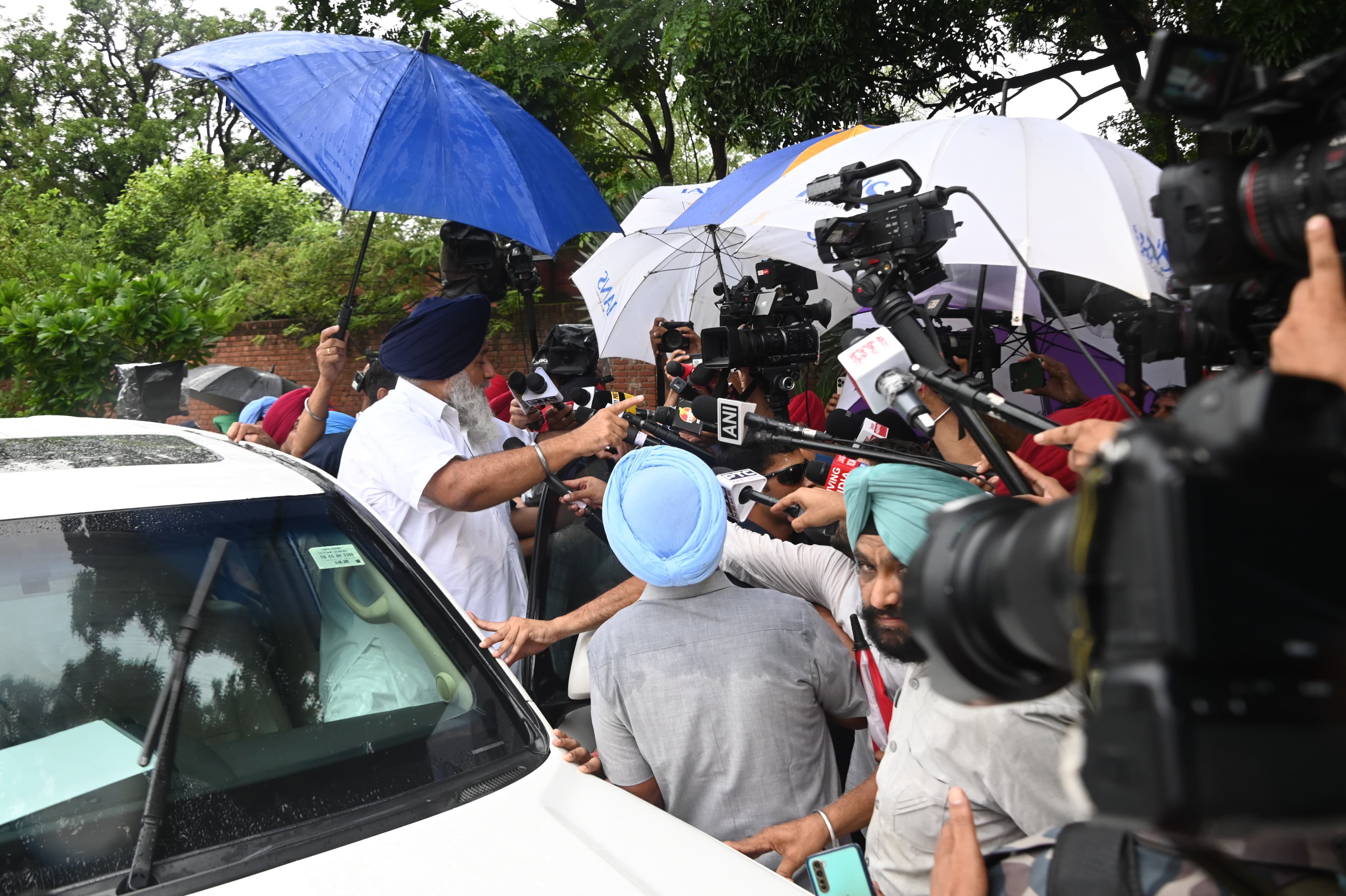 ਬਹਿਬਲ ਕਲਾਂ ਗੋਲੀਕਾਂਡ ਮਾਮਲਾ: ਐੱਸ.ਆਈ.ਟੀ. ਅੱਗੇ ਪੇਸ਼ ਹੋਣ ਲਈ ਪਹੁੰਚੇ ਸੁਖਬੀਰ ਸਿੰਘ ਬਾਦਲ