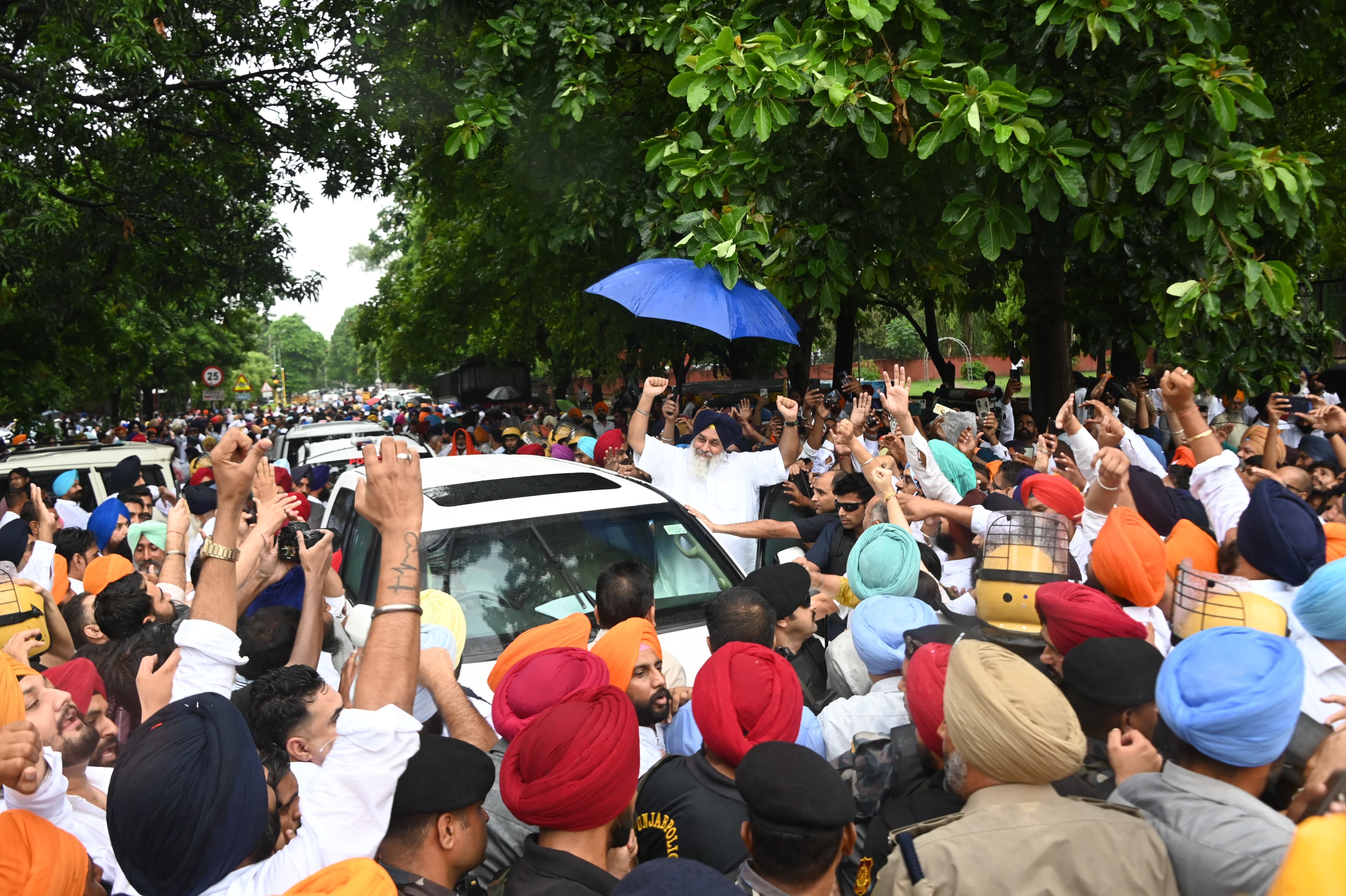 ਬਹਿਬਲ ਕਲਾਂ ਗੋਲੀਕਾਂਡ ਮਾਮਲਾ: ਐੱਸ.ਆਈ.ਟੀ. ਅੱਗੇ ਪੇਸ਼ ਹੋਣ ਲਈ ਪਹੁੰਚੇ ਸੁਖਬੀਰ ਸਿੰਘ ਬਾਦਲ