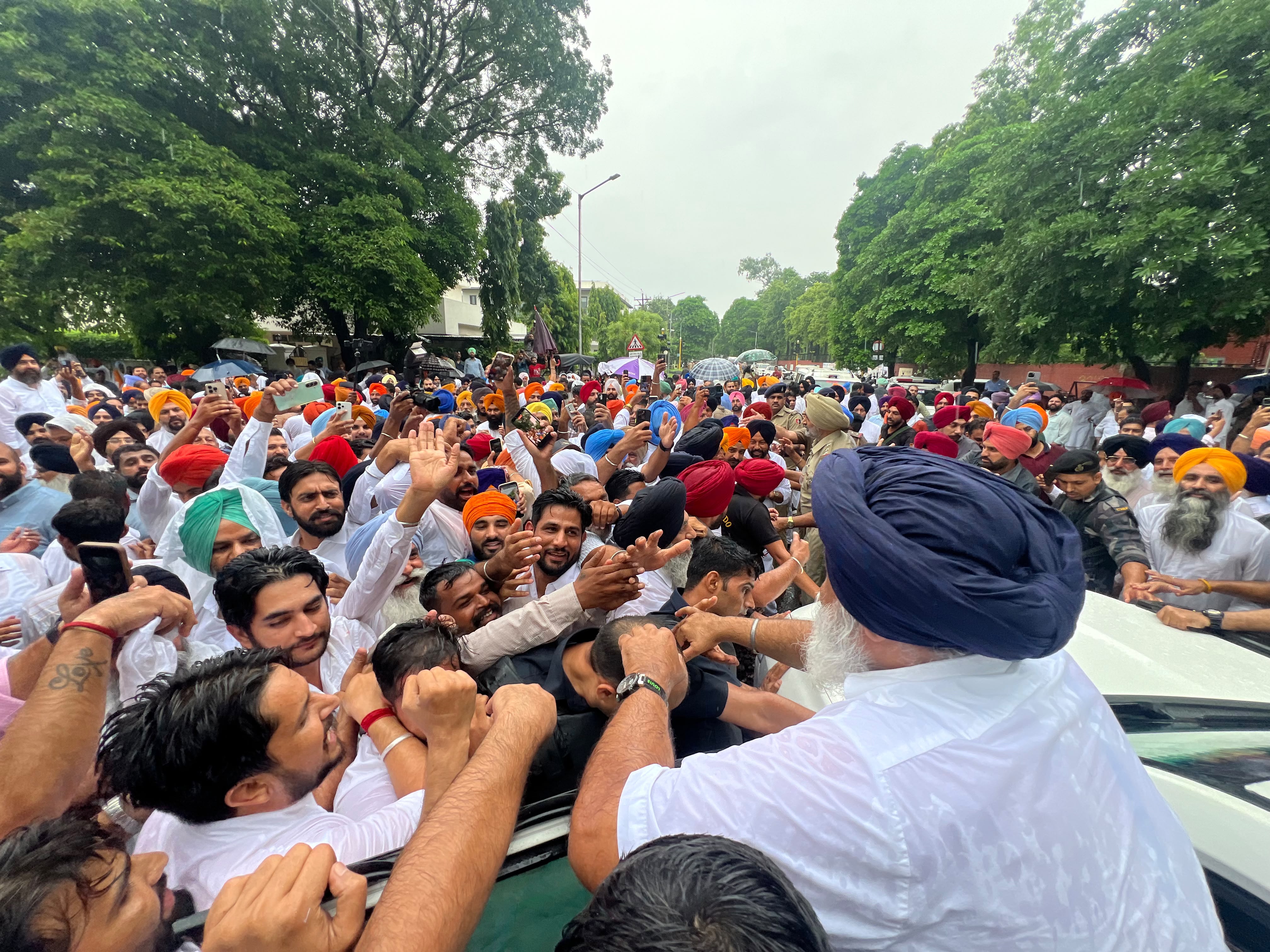 ਸਿੱਟ ਪਾਸੋਂ ਪੁੱਛਗਿੱਛ ਤੋਂ ਬਾਅਦ ਬਾਹਰ ਆਏ ਸੁਖਬੀਰ ਸਿੰਘ ਬਾਦਲ