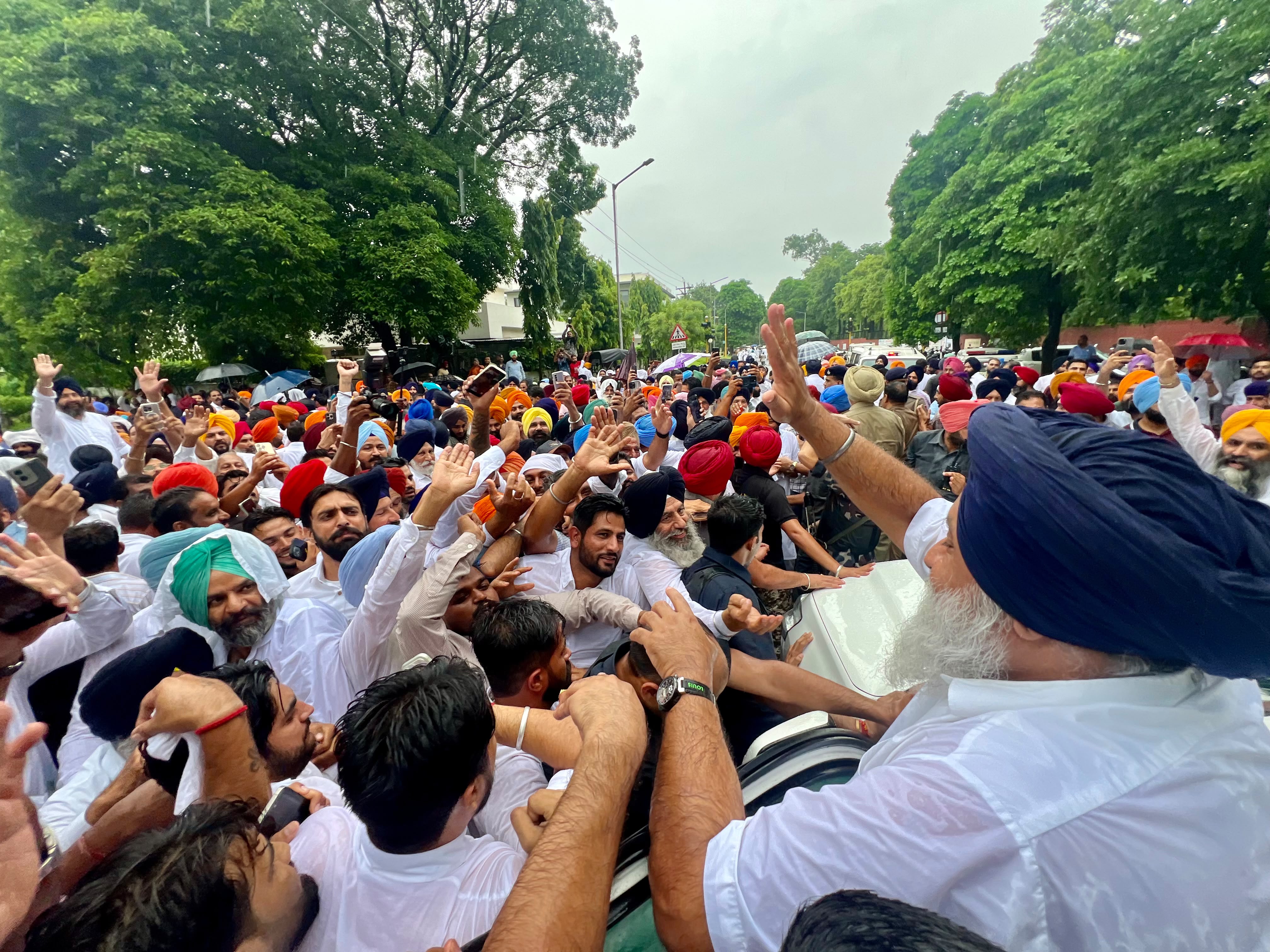 ਸਿੱਟ ਪਾਸੋਂ ਪੁੱਛਗਿੱਛ ਤੋਂ ਬਾਅਦ ਬਾਹਰ ਆਏ ਸੁਖਬੀਰ ਸਿੰਘ ਬਾਦਲ