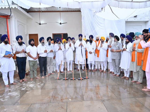 ਗੁਰਦੁਆਰਾ ਸ੍ਰੀ ਮੰਜੀ ਸਾਹਿਬ ਦੀਵਾਨ ਹਾਲ ਵਿਖੇ ਰੰਗ ਰੋਗਨ ਦੀ ਸੇਵਾ ਆਰੰਭ 