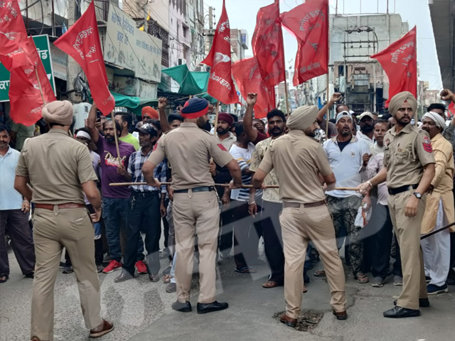 ਬਰਨਾਲਾ ਵਿਚ ਪ੍ਰਸ਼ਾਸਨ ਵਲੋਂ ਕੂੜਾ ਚੁੱਕੇ ਜਾਣ ਨੂੰ ਲੈ ਕੇ ਹੋਇਆ ਹੰਗਾਮਾ, ਪੁਲਿਸ ਨੇ ਸਫਾਈ ਸੇਵਕਾਂ ਉੱਪਰ ਕੀਤਾ ਲਾਠੀਚਾਰਜ