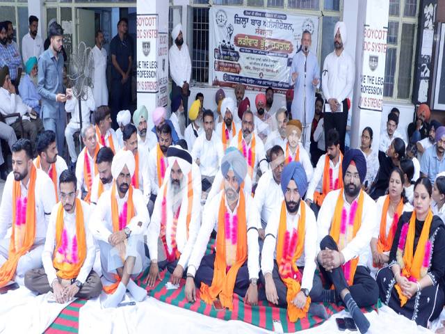 ਜ਼ਿਲ੍ਹਾ ਬਾਰ ਦੇ ਉੱਘੇ ਵਕੀਲ ਸੁਰਜੀਤ ਸਿੰਘ ਗਰੇਵਾਲ ਸਮੇਤ 23 ਵਕੀਲਾਂ ਨੇ ਕੀਤੀ ਭੁੱਖ ਹੜਤਾਲ      