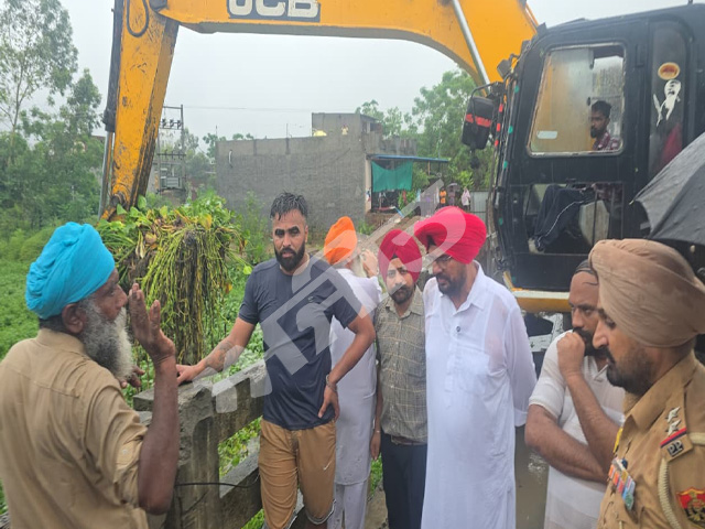 ਵਿਧਾਇਕ ਕੁਲਦੀਪ ਸਿੰਘ ਧਾਲੀਵਾਲ ਵਲੋਂ ਭਾਰੀ ਮੀਂਹ ਕਾਰਨ ਪ੍ਰਭਾਵਿਤ ਇਲਾਕਿਆਂ ਦਾ ਦੌਰਾ