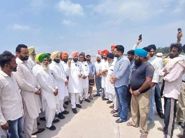 ਵਿਧਾਨ ਸਭਾ ਹਲਕਾ ਅਜਨਾਲਾ ਦੇ ਸੱਕੀ ਨਾਲੇ ਦੀ ਸਫਾਈ ਨਾ ਹੋਣ ਕਾਰਨ ਕਿਸਾਨਾਂ ਦੀ ਝੋਨੇ ਦੀ ਫ਼ਸਲ ਬਰਬਾਦ