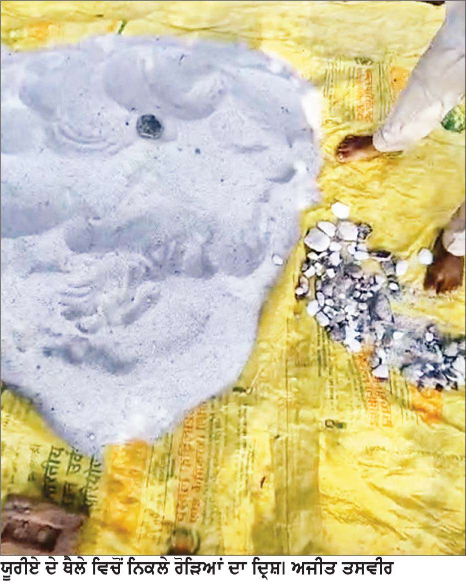 ਮਨੌਲੀ ਸੂਰਤ ਸਹਿਕਾਰੀ ਸਭਾ ’ਚ ਆਏੇ ਯੂਰੀਏ ’ਚੋਂ ਨਿਕਲੇ ਰੋੜੇ ਪੱਥਰ ਕਾਰਨ ਕਿਸਾਨ ਪ੍ਰੇਸ਼ਾਨ