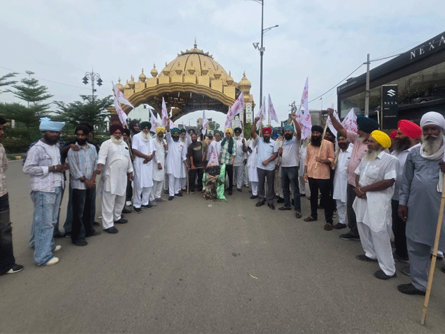 ਕਿਸਾਨ ਜਥੇਬੰਦੀ ਨੇ ਕੇਂਦਰ ਅਤੇ ਪੰਜਾਬ ਸਰਕਾਰ ਦੇ ਗੋਲਡਨ ਗੇਟ ਵਿਖੇ ਫੂਕੇ ਪੁਤਲੇ