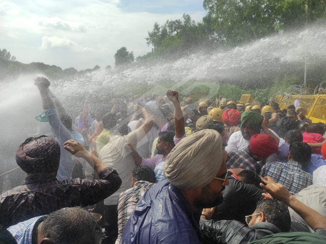 ਪੰਜਾਬ ਵੈਟਨਰੀ ਇੰਸਪੈਕਟਰ ਐਸੋਸੀਏਸ਼ਨ ਵਰਕਰਾਂ ਤੇ ਆਗੂਆਂ ਵਲੋਂ ਬੈਰੀਕੇਡ ਤੋੜ ਕੇ ਅੱਗੇ ਵਧਣ ਦੀ ਕੋਸ਼ਿਸ਼ 