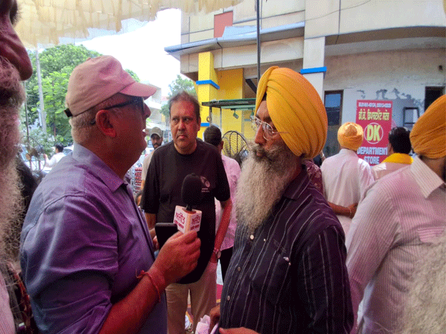 ਬਸੰਤ ਐਵਨਿਊ ਵਿਖੇ ਲੋਕ ਮਿਲਣੀ ਵੇਲੇ ਮਾਹੌਲ ਗਰਮਾਇਆ, ਲੋਕਾਂ ਨੇ ਵਿਧਾਇਕ ਨੂੰ ਲਗਾਈ ਸਵਾਲਾਂ ਦੀ ਝੜੀ