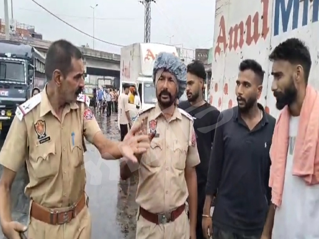 ਅਮੂਲ ਦੁੱਧ ਦੀ ਗੱਡੀ ਚਾਲਕ ਨਾਲ ਲੁੱਟ ਦਾ ਦਾਅਵਾ, ਸ਼ੀਸ਼ਾ ਤੋੜ ਕੇ ਚੇਨ ਤੇ ਨਕਦੀ ਖੋਹਣ ਦੇ ਲਗਾਏ ਦੋਸ਼