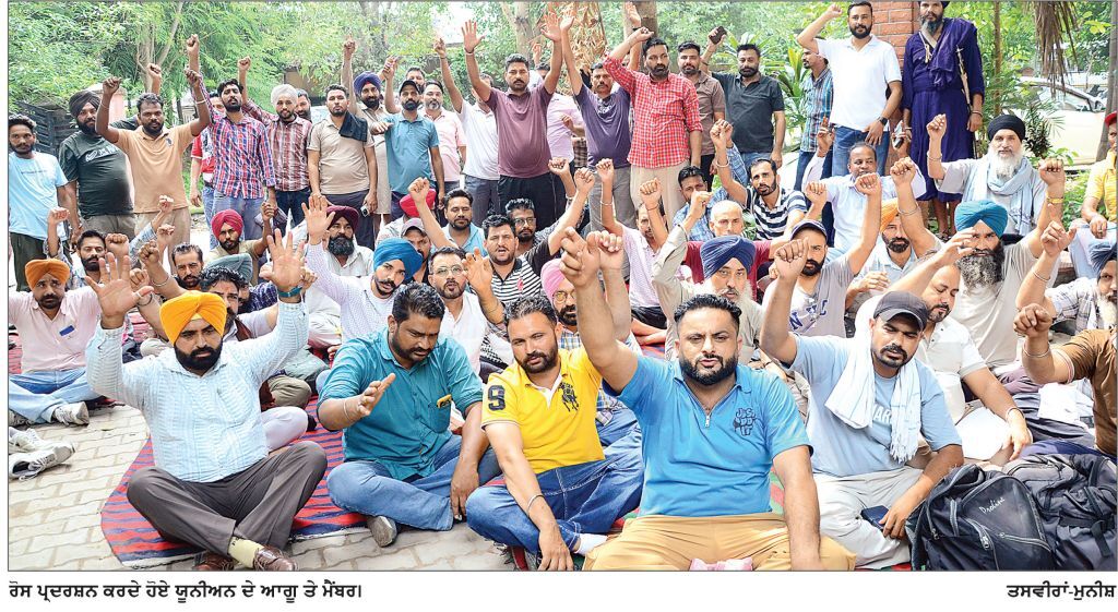 ਸਰਕਾਰੀ ਬੱਸਾਂ ਨਾ ਚੱਲਣ ਕਾਰਨ ਯਾਤਰੀ ਹੋਏ ਪ੍ਰੇਸ਼ਾਨ
ਪੰਜਾਬ ਰੋਡਵੇਜ਼, ਪਨਬੱਸ ਪੀਆਰਟੀਸੀ ਕੰਟਰੈਕਟ ਵਰਕਰਜ਼ ਯੂਨੀਅਨ ਦੀ ਸਰਕਾਰ ਨਾਲ ਨੇਪਰੇ ਨਹੀਂ ਚੜ੍ਹੀ ਗੱਲ