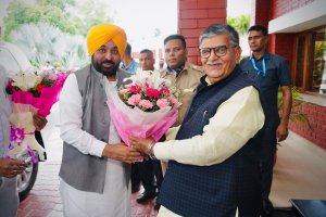 ਮੁੱਖ ਮੰਤਰੀ ਭਗਵੰਤ ਸਿੰਘ ਮਾਨ ਨੇ ਪੰਜਾਬ ਦੇ ਰਾਜਪਾਲ ਗੁਲਾਬ ਚੰਦ ਕਟਾਰੀਆ ਨਾਲ ਪੰਜਾਬ ਰਾਜ ਭਵਨ ਵਿਖੇ ਮੁਲਾਕਾਤ ਕੀਤੀ