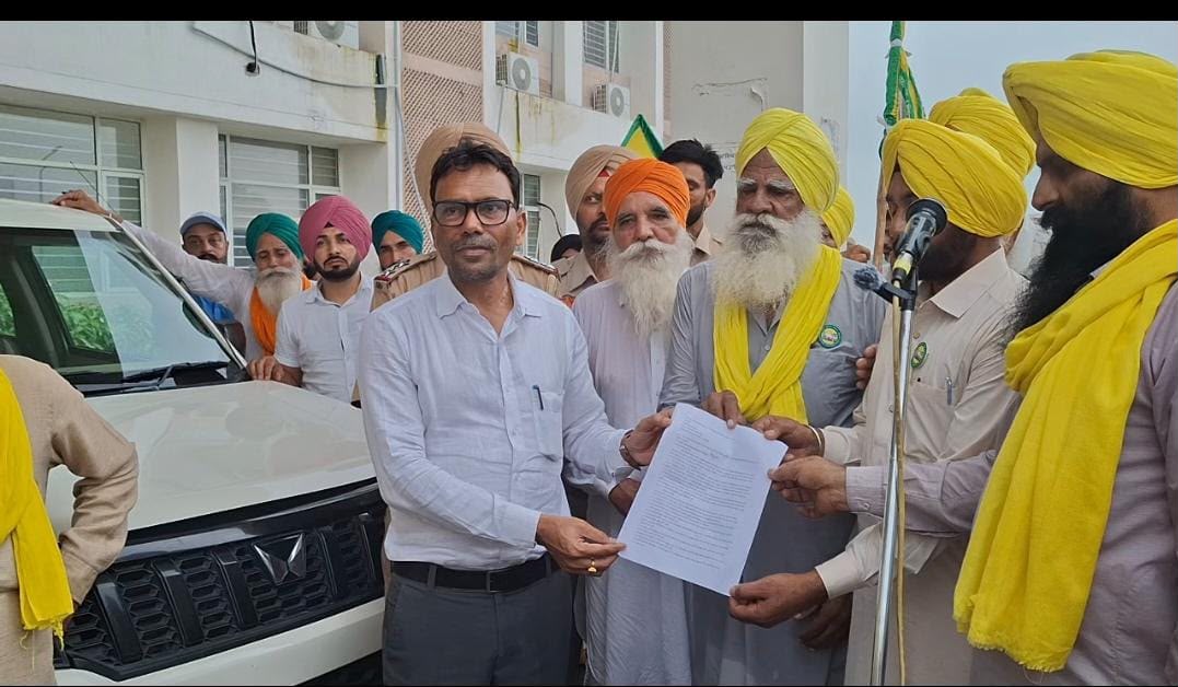 ਕਿਸਾਨ ਮੋਰਚਾ ਅਤੇ ਟ੍ਰੇਡ ਜਥੇਬੰਦੀਆਂ ਵਲੋਂ ਰਾਸ਼ਟਰਪਤੀ ਦ੍ਰੋਪਦੀ ਮੁਰਮੂ ਦੇ ਨਾਮ 'ਤੇ ਐਸ.ਡੀ.ਐਮ. ਦਿੜਬਾ ਨੂੰ ਦਿੱਤਾ ਮੰਗ ਪੱਤਰ