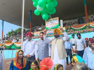 80ਵੇਂ ਸੁਤੰਤਰਤਾ ਦਿਵਸ ਮੌਕੇ ਕੈਬਨਿਟ ਮੰਤਰੀ ਹਰਦੀਪ ਸਿੰਘ ਮੁੰਡੀਆਂ ਨੇ ਬਠਿੰਡਾ ’ਚ ਲਹਿਰਾਇਆ ਤਿਰੰਗਾ