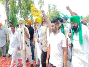 ਡੱਲੇਵਾਲ ਦੀ ਅਗਵਾਈ ਹੇਠ ਖਨੌਰੀ ਦੇ ਗੁਰਦੁਆਰਾ ਸਾਹਿਬ ਤੋਂ  ਕਿਸਾਨਾਂ ਦਾ ਕਾਫ਼ਲਾ ਰਵਾਨਾ