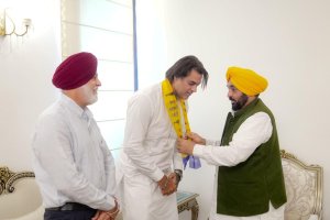 ਮਨਪ੍ਰੀਤ ਸਿੰਘ (ਗੋਨੀ) ਇੰਡੀਅਨ ਕ੍ਰਿਕਟਰ ਅਤੇ ਕੁਨਾਰ (ਅੰਤਰਰਾਸ਼ਟਰੀ ਗੋਲਡ ਮੈਡਲ ਲਿਸਟ) ਆਮ ਆਦਮੀ ਪਾਰਟੀ ’ਚ ਸ਼ਾਮਿਲ