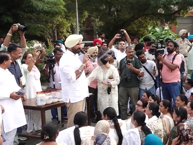 ਖੰਡ ਸਮੇਤ ਰਸੋਈ ਦੀਆਂ ਚੀਜ਼ਾਂ ਦੇ ਭਾਅ ਵਧਣ  ਨੂੰ ਲੈ ਕੇ ਪੰਜਾਬ ਕਾਂਗਰਸ ਵਲੋਂ  ਰੋਸ ਪ੍ਰਦਰਸ਼ਨ