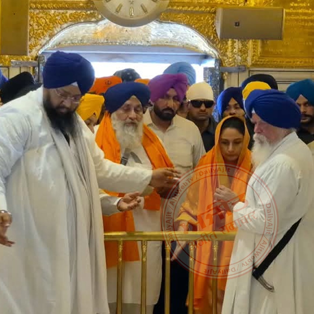 ਸੁਖਬੀਰ ਸਿੰਘ ਬਾਦਲ ਤੇ ਹਰਸਿਮਰਤ ਕੌਰ ਬਾਦਲ ਸ੍ਰੀ ਹਰਿਮੰਦਰ ਸਾਹਿਬ ਵਿਖੇ ਹੋਏ ਨਤਮਸਤਕ