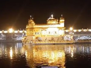 ਪਰਿਵਾਰ ਸਮੇਤਸੱਚਖ਼ੰਡ ਸ੍ਰੀ ਹਰਿਮੰਦਰ ਸਾਹਿਬ ਨਤਮਸਤਕ ਹੋਏ ਗਾਇਕ ਜੱਸੀ ਗਿੱਲ