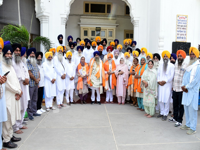ਸ਼੍ਰੋਮਣੀ ਕਮੇਟੀ ਅਧਿਕਾਰੀਆਂ ਨੇ ਮੈਨੇਜਰ ਇਕਬਾਲ ਸਿੰਘ ਮੁਖੀ ਤੇ ਹੋਰ ਮੁਲਾਜ਼ਮਾਂ ਨੂੰ ਸੇਵਾ ਮੁਕਤ ਹੋਣ ’ਤੇ ਕੀਤਾ ਸਨਮਾਨਤ