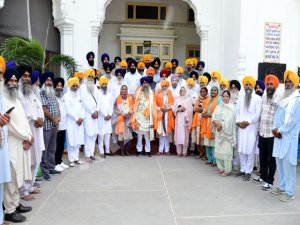 ਸ਼੍ਰੋਮਣੀ ਕਮੇਟੀ ਅਧਿਕਾਰੀਆਂ ਨੇ ਮੈਨੇਜਰ ਇਕਬਾਲ ਸਿੰਘ ਮੁਖੀ ਤੇ ਹੋਰ ਮੁਲਾਜ਼ਮਾਂ ਨੂੰ ਸੇਵਾ ਮੁਕਤ ਹੋਣ ’ਤੇ ਕੀਤਾ ਸਨਮਾਨਤ