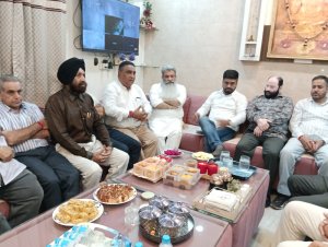 ਸਾਬਕਾ ਕੌਂਸਲਰ ਓਮੇਸ਼ ਸ਼ਰਮਾ ਦੇ ਘਰ ਪਹੁੰਚੇ ਭਾਰਤ ਭੂਸ਼ਣ ਆਸ਼ੂ, ਚਰਚਾ ਰਾਹੀਂ ਕਾਂਗਰਸ ਪਾਰਟੀ ਨੂੰ ਮਜ਼ਬੂਤ ਕਰਨ ਦੀ ਕਹੀ ਗੱਲ
