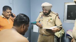 ਬੱਸ ਵਿਚੋਂ ਉਤਾਰ ਕੇ ਇਕ ਨੌਜਵਾਨ ਦੀ ਅੱਧੀ ਦਰਜ਼ਨ ਦੇ ਕਰੀਬ ਨੌਜਵਾਨਾਂ ਵਲੋਂ ਕੁੱਟਮਾਰ