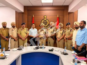 ਐੱਸ.ਐੱਸ.ਪੀ. ਗੁਰਮੀਤ ਸਿੰਘ ਦਾ ਤਬਾਦਲਾ ਹੋਣ 'ਤੇ ਜ਼ਿਲ੍ਹਾ ਪੁਲਿਸ ਮਲੇਰਕੋਟਲਾ ਵਲੋਂ ਨਿੱਘੀ ਵਿਦਾਇਗੀ