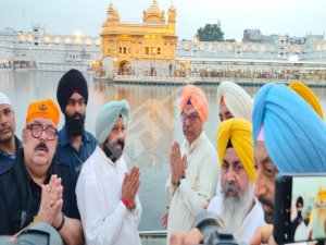 ਸ੍ਰੀ ਹਰਿਮੰਦਰ ਸਾਹਿਬ ਨਤਮਸਤਕ ਹੋਏ  ਭਾਜਪਾ ਦੇ ਕੌਮੀ ਜਨਰਲ ਸਕੱਤਰ ਅਤੇ ਪੰਜਾਬ ਇੰਚਾਰਜ ਸਤੀਸ਼ ਪੂਨੀਆ