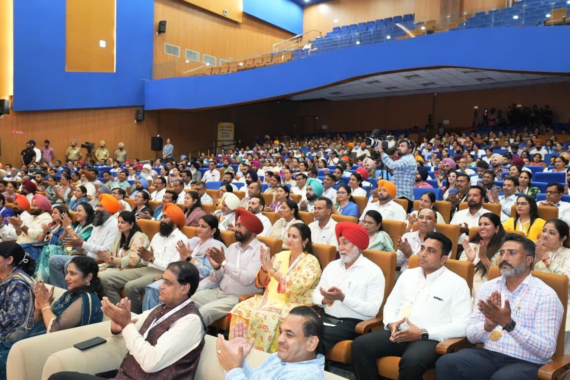 ਮੁੱਖ ਮੰਤਰੀ ਮਾਨ ਨੇ ਅਧਿਆਪਕਾਂ ਨੂੰ ਕੀਤਾ ਸਨਮਾਨਿਤ